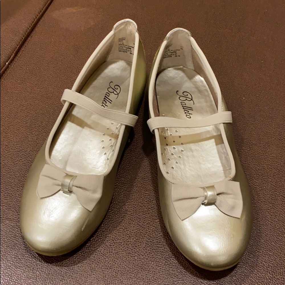 Gold / metallic ballet flats with elastic size 1.5